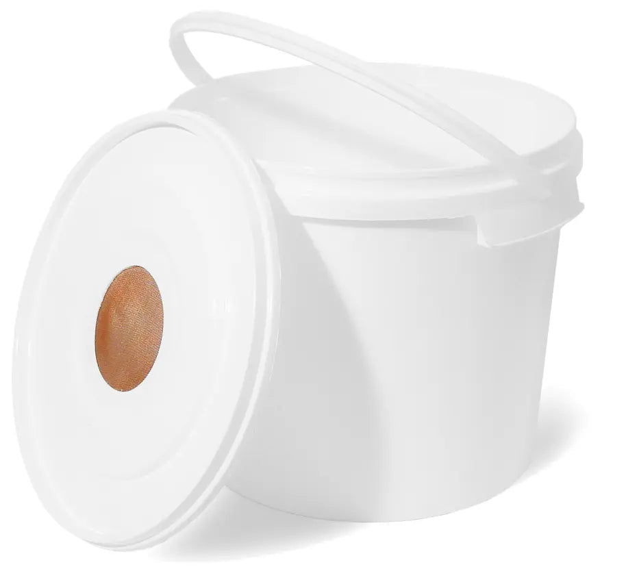 ApiNord voeremmer 5 liter met zeefdeksel en hengsel (wit)